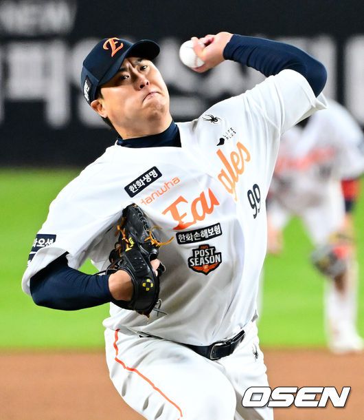 [OSEN=대전, 지형준 기자] 31일 대전 한화생명볼파크에서 2025 신한 SOL Bank KBO리그 포스트시즌 한국시리즈 5차전 한화 이글스와 LG 트윈스의 경기가 열렸다.이날 경기에 한화는 문동주를, LG는 톨허스트를 선발투수로 내세웠다. 8회초 한화 류현진이 역투하고 있다. 2025.10.31 /jpnews@osen.co.kr