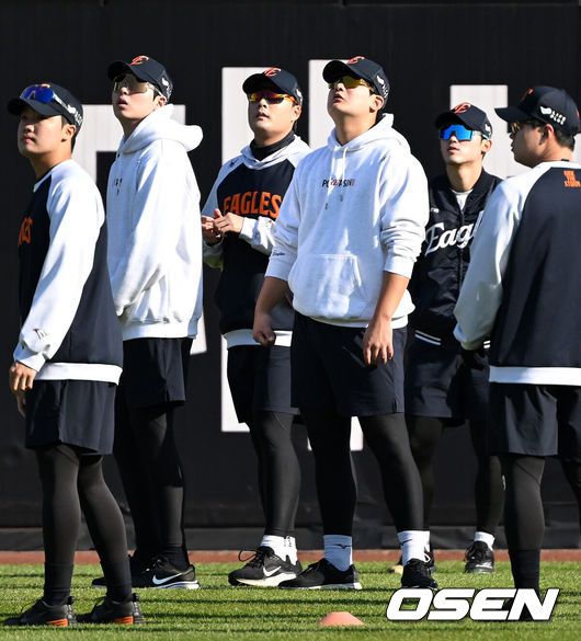 [OSEN=대전, 이대선 기자] 31일 대전 한화생명볼파크에서 2025 신한 SOL Bank KBO리그 포스트시즌 한국시리즈 5차전 한화 이글스와 LG 트윈스의 경기가 열렸다.이날 경기에 한화는 문동주를, LG는 톨허스트를 선발투수로 내세웠다. 경기에 앞서 한화 투수조가 스트레칭 훈련을 하고 있다.   2025.10.31 /sunday@osen.co.kr