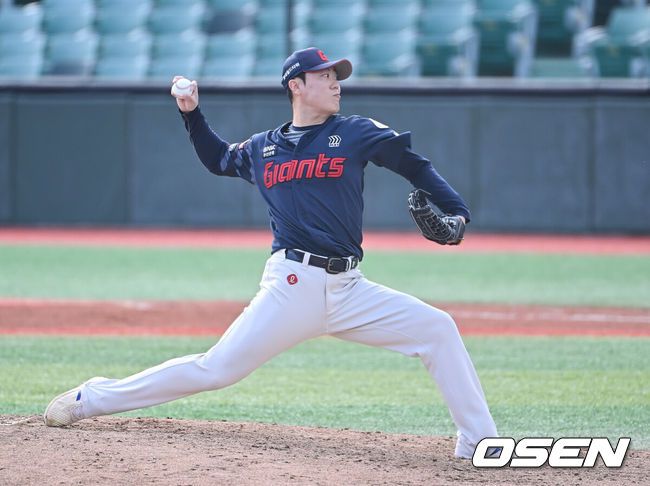 [OSEN=울산, 이석우 기자] 31일 울산 문수야구장에서 2025 울산-KBO Fall League 준결승 멜버른 에이시스와 롯데 자이언츠의 경기가 열렸다. 멜버른 에이시스는 루이스 소프가, 롯데 자이언츠는 현도훈이 선발 출전했다. 롯데 자이언츠 박진형이 역투하고 있다. 2025.10.31 / foto0307@osen.co.kr