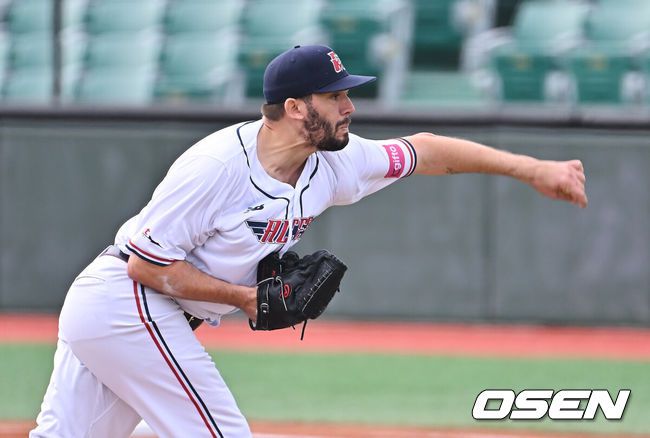 [OSEN=울산, 이석우 기자] 31일 울산 문수야구장에서 2025 울산-KBO Fall League 준결승 멜버른 에이시스와 롯데 자이언츠의 경기가 열렸다. 멜버른 에이시스는 루이스 소프가, 롯데 자이언츠는 현도훈이 선발 출전했다. 멜버른 에이시스 선발투수 루이스 소프가 역투하고 있다. 2025.10.31 / foto0307@osen.co.kr
