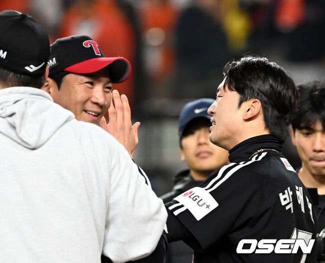 [OSEN=대전, 손용호 기자] 30일 대전 한화생명볼파크에서 2025 신한 SOL Bank KBO리그 포스트시즌 한국시리즈 4차전, LG는 9회 박동원의 투런 홈런과 김현수의 역전 2타점 안타를 내세워 한화에 7-4로 대역전극을 만들어냈다.LG 박해민이 눈물을 흘리자 오지환이 웃고 있다.  2025.10.30/spjj@osen.co.kr
