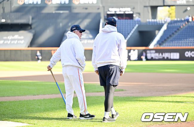 [OSEN=대전, 박준형 기자] 31일 대전 한화생명볼파크에서 2025 신한 SOL Bank KBO리그 포스트시즌 한국시리즈 4차전 한화 이글스와 LG 트윈스의 경기가 열렸다.이날 경기에 한화는 문동주를, LG는 톨허스트를 선발투수로 내세웠다. 경기에 앞서 한화 김경문 감독이 김서현을 다독이고 있다.   2025.10.31 / soul1014@osen.co.kr