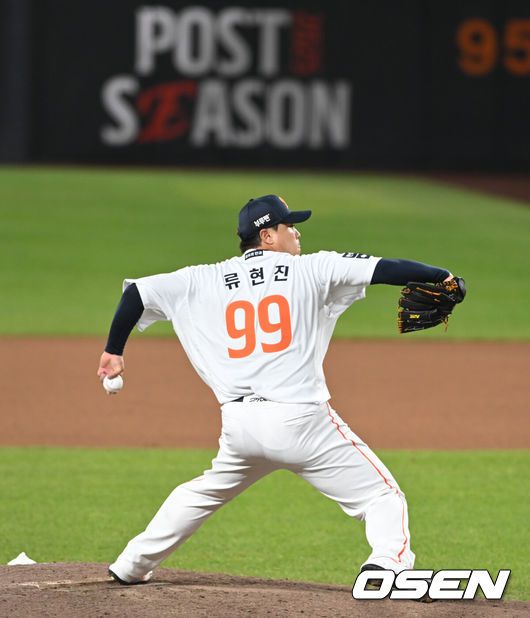 [OSEN=대전, 손용호 기자] 31일 대전 한화생명볼파크에서 2025 신한 SOL Bank KBO리그 포스트시즌 한국시리즈 5차전 한화 이글스와 LG 트윈스의 경기가 열렸다.이날 경기에 한화는 문동주를, LG는 톨허스트를 선발투수로 내세웠다.  8회초 류현진이 마운드에 올라 투구하고 있다.  2025.10.31/spjj@osen.co.kr