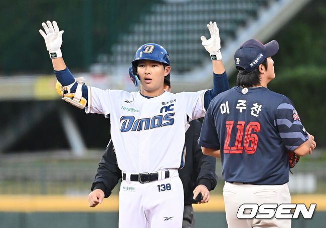 [OSEN=울산, 이석우 기자] 1일 울산 문수야구장에서 2025 울산-KBO Fall League NC 다이노스와 롯데 자이언츠의 결승 경기가 열렸다. NC 다이노스는 원종해가, 롯데 자이언츠는 정성종이 선발 출전했다. NC 다이노스 고준휘가 7회말 무사 2루타를 치고 세리머니를 하고 있다. 2025.11.01 / foto0307@osen.co.kr