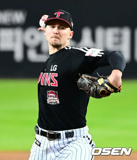 [OSEN=대전, 지형준 기자] 31일 대전 한화생명볼파크에서 2025 신한 SOL Bank KBO리그 포스트시즌 한국시리즈 5차전 한화 이글스와 LG 트윈스의 경기가 열렸다.이날 경기에 한화는 문동주를, LG는 톨허스트를 선발투수로 내세웠다. 1회말 LG 톨허스트가 역투하고 있다. 2025.10.31 /jpnews@osen.co.kr