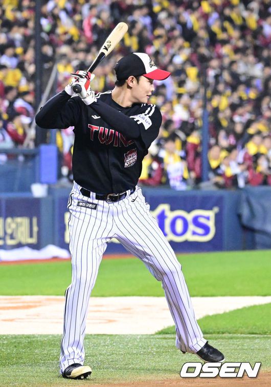 [OSEN=잠실, 최규한 기자] 2025 시즌 통합 우승을 거머쥔 LG 트윈스가 1일 오후 서울 잠실야구장에서 ‘한국시리즈 통합우승 IN 잠실' 행사를 가졌다.이날 행사에는 팬들을 위한 트로피 퍼포먼스, 선수단 그라운드 행진, 비하인드 스몰토크, 선수단 샴페인 샤워, 이벤트 매치 등 다양한 프로그램이 펼쳐졌다.팬들을 위한 이벤트 경기에서 LG 투수 김영우가 타자로 나서고 있다. 2025.11.01 / dreamer@osen.co.kr