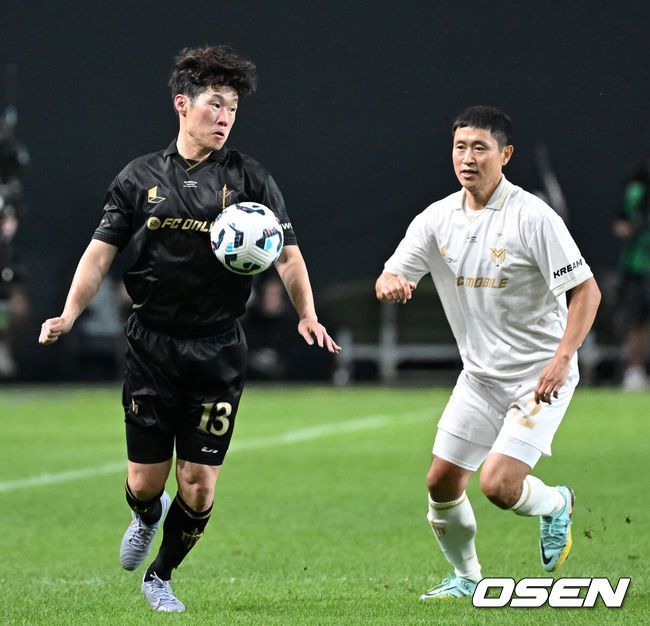 [OSEN=서울월드컵경기장, 이대선 기자] 14일 오후 서울월드컵경기장에서 '2025아이콘매치:창의 귀환,반격의 시작’ 경기가 열렸다.2025 아이콘매치는 넥슨 축구 게임 ‘FC 온라인’과 ‘FC 모바일’의 전설적 은퇴 선수들이 한국 경기장에서 펼치는 특별 경기다. 올해는 베일, 제라드, 카시야스가 새롭게 합류하고 아르센 벵거와 라파엘 베니테스 감독이 지략 대결을 펼친다.후반 스피어 박지성과 실드 이영표가 볼다툼을 하고 있다. 2025.09.14 /sunday@osen.co.kr