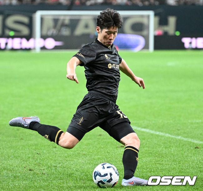 [OSEN=서울월드컵경기장, 이대선 기자] 14일 오후 서울월드컵경기장에서 '2025아이콘매치:창의 귀환,반격의 시작’ 경기가 열렸다.2025 아이콘매치는 넥슨 축구 게임 ‘FC 온라인’과 ‘FC 모바일’의 전설적 은퇴 선수들이 한국 경기장에서 펼치는 특별 경기다. 올해는 베일, 제라드, 카시야스가 새롭게 합류하고 아르센 벵거와 라파엘 베니테스 감독이 지략 대결을 펼친다.전반 스피어 박지성이 패스를 하고 있다. 2025.09.14 /sunday@osen.co.kr