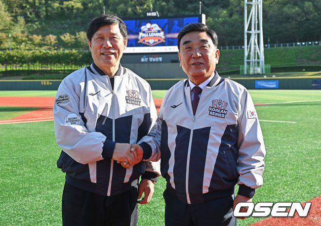 [OSEN=울산, 이석우 기자] 1일 울산 문수야구장에서 2025 울산-KBO Fall League NC 다이노스와 롯데 자이언츠의 결승 경기가 열렸다. NC 다이노스는 원종해가, 롯데 자이언츠는 정성종이 선발 출전했다. 허구연 KBO 총재와 김두겸 울산 시장이 시타와 시구를 하기 전 포즈를 취하고 있다. 2025.11.01 / foto0307@osen.co.kr