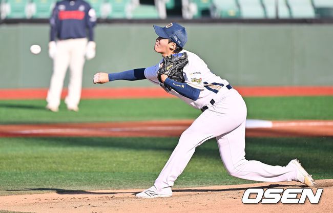 [OSEN=울산, 이석우 기자] 1일 울산 문수야구장에서 2025 울산-KBO Fall League NC 다이노스와 롯데 자이언츠의 결승 경기가 열렸다. NC 다이노스는 원종해가, 롯데 자이언츠는 정성종이 선발 출전했다. NC 다이노스 선발투수 원종해가 역투하고 있다. 2025.11.01 / foto0307@osen.co.kr