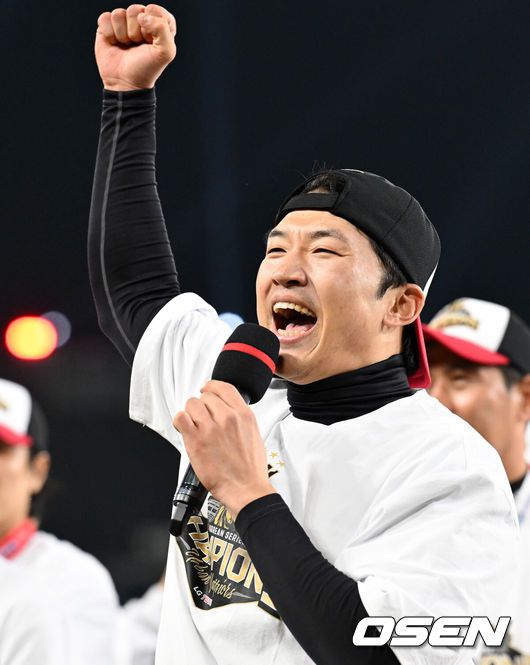 [OSEN=대전, 이대선 기자] 이변은 없었다. 2025시즌 우승팀은 무적 LG 트윈스다.프로야구 LG 트윈스는 31일 대전 한화생명볼파크에서 열린 2025 신한 SOL뱅크 KBO 한국시리즈(7전 4선승제) 한화 이글스와의 5차전에서 4-1로 승리했다.정규시즌 1위 LG는 시리즈 전적 4승 1패로 통합우승 금자탑을 쌓았다. LG의 통합우승은 1990년, 1994년, 2023년에 이은 통산 4번째로, 염경엽 감독은 2023년 부임 후 3년 사이 팀을 두 차례나 정상에올려놓는 위대한 업적을 달성했다. 2023년 1위, 2024년 3위, 2025년 1위로 KBO리그에 트윈스 왕조 시대를 활짝 열었다.반면 2위 한화는 플레이오프를 거쳐 2006년 이후 19년 만에 한국시리즈 무대를 밟았지만, LG의 벽을 넘지 못하며 1999년 이후 26년 만에 통산 두 번째 우승이 무산됐다.LG 오스틴이 우승 행사를 하고 있다. 2025.10.31 /sunday@osen.co.kr