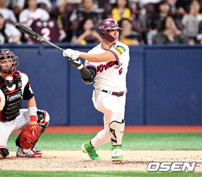 [OSEN=고척, 이대선 기자] 4회말 1사 1,2루에서 키움 송성문이 우전 적시타를 치고 있다. 2025.09.09 /sunday@osen.co.kr