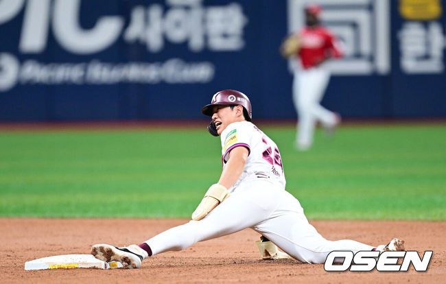 [OSEN=고척, 최규한 기자] 3회말 2사 1루 상황 키움 이주형 타석 때 주자 송성문이 2루 도루에 성공하고 있다. 31 연속 도루로 KBO리그 역대 최다 신기록 달성 기록. 2025.06.17 / dreamer@osen.co.kr