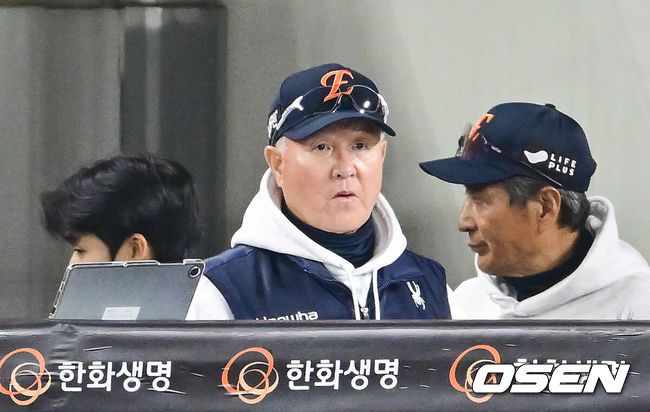 [OSEN=대전, 박준형 기자] 31일 대전 한화생명볼파크에서 2025 신한 SOL Bank KBO리그 포스트시즌 한국시리즈 5차전 한화 이글스와 LG 트윈스의 경기가 열렸다. 6회초 한화 김경문 감독이 경기를 지켜보고 있다  2025.10.31 / soul1014@osen.co.kr