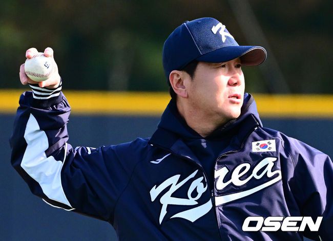 [OSEN=고양, 지형준 기자] 류지현 감독이 이끄는 야구대표팀이 2일 고양국가대표야구훈련장에서 소집, 첫 훈련을 진행했다.대표팀은 2일과 3일 고양국가대표야구훈련장에서 훈련을 진행하며, 4일부터는 서울 고척스카이돔으로 장소를 옮겨 12일출국 전까지 훈련한다.2025 NAVER K-BASEBALL SERIES는 오는8일과 9일고척스카이돔에서 열리는 체코 대표팀과의 2경기로 시작되며15일과 16일 양일에 걸쳐 도쿄돔에서 일본 대표팀과의 2경기가 예정되어 있다.야구대표팀 류지현 감독이 훈련을 돕고 있다. 2025.11.02 /jpnews@osen.co.kr