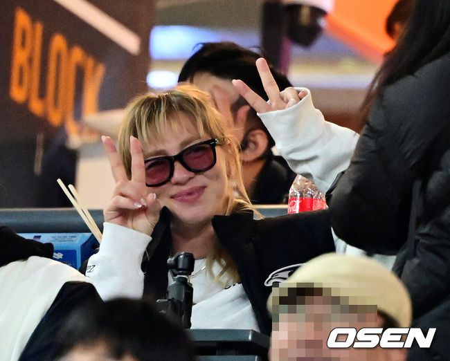 [OSEN=대전, 지형준 기자] 29일 대전시 중구 부사동 대전한화생명볼파크에서 2025 신한 SOL Bank KBO리그 포스트시즌 한국시리즈 3차전 한화 이글스와 LG 트윈스의 경기가 진행됐다.이날 경기에 한화는 폰세를, LG는 손주영을 선발투수로 내세웠다. 한화 폰세의 아내가 팬들의 사진 요청에 응하고 있다. 2025.10.29 /jpnews@osen.co.kr