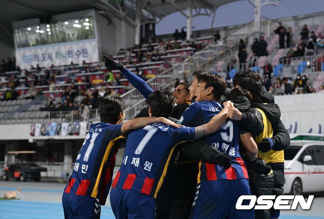 [OSEN=수원종합운동장, 조은정 기자]2일 수원종합운동장에서 하나은행 K리그1 2025 35라운드(파이널B 2라운드) 수원FC와  대구FC의 경기가 열렸다.홈팀 수원FC는 승점 38(10승 8무 16패) 10위, 원정팀 대구는 승점 28(6승 10무 18패)로 최하위 12위를 기록 중이다.후반 수원FC 싸박이 선제골을 넣은 뒤 세리머니를 하고 있다. 2025.11.02 /cej@osen.co.kr