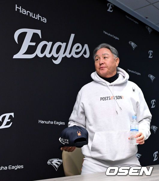 [OSEN=대전, 이대선 기자] 한화 김경문 감독이 인터뷰를 마치고 나가고 있다.   2025.10.31 /sunday@osen.co.kr