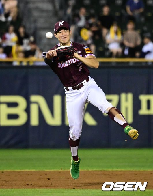 [OSEN=잠실, 조은정 기자] 9회말 1사 키움 3루수 송성문이 LG 오스틴의 타구를 1루로 송구하고 있다. 2025.08.29 /cej@osen.co.kr