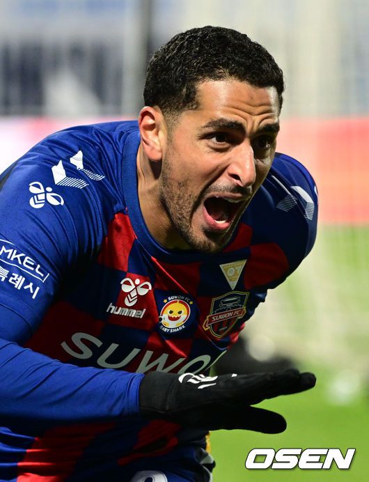 [OSEN=수원종합운동장, 조은정 기자]2일 수원종합운동장에서 하나은행 K리그1 2025 35라운드(파이널B 2라운드) 수원FC와  대구FC의 경기가 열렸다.홈팀 수원FC는 승점 38(10승 8무 16패) 10위, 원정팀 대구는 승점 28(6승 10무 18패)로 최하위 12위를 기록 중이다.후반 수원FC 싸박이 선제골을 넣은 뒤 세리머니를 하고 있다. 2025.11.02 /cej@osen.co.kr