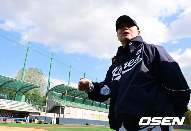 [OSEN=고양, 지형준 기자] 류지현 감독이 이끄는 야구대표팀이 2일 고양국가대표야구훈련장에서 소집, 첫 훈련을 진행했다.대표팀은 2일과 3일 고양국가대표야구훈련장에서 훈련을 진행하며, 4일부터는 서울 고척스카이돔으로 장소를 옮겨 12일출국 전까지 훈련한다.2025 NAVER K-BASEBALL SERIES는 오는8일과 9일고척스카이돔에서 열리는 체코 대표팀과의 2경기로 시작되며15일과 16일 양일에 걸쳐 도쿄돔에서 일본 대표팀과의 2경기가 예정되어 있다.야구대표팀 류지현 감독이 훈련을 준비하고 있다. 2025.11.02 /jpnews@osen.co.kr
