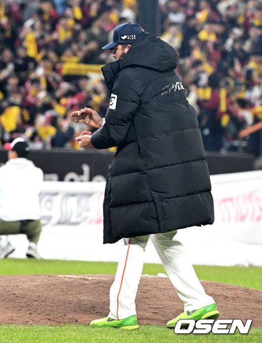 [OSEN=대전, 이대선 기자]경기 종료 후 한화 폰세가 마운드 흙을 가져가고 있다. 2025.10.31 /sunday@osen.co.kr