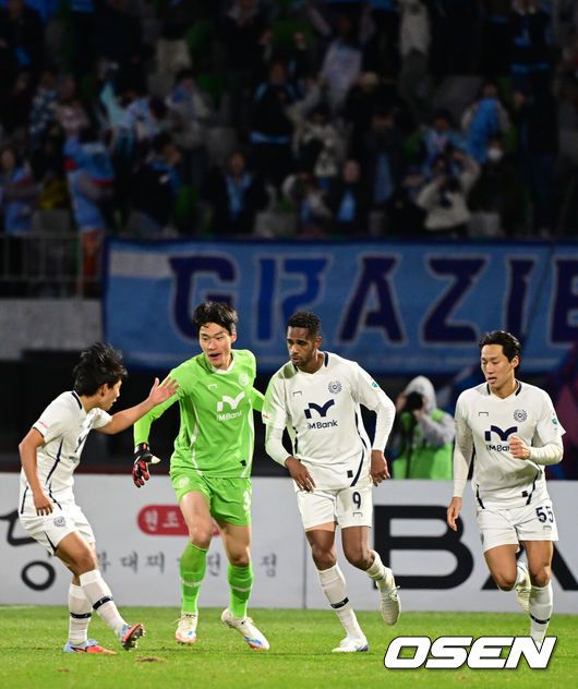 [OSEN=수원종합운동장, 조은정 기자]대구FC의 생존 도전은 아직 끝나지 않았다. 대구FC가 끝까지 포기하지 않는 투혼으로 귀중한 승점 1점을 챙겼다.대구FC는 2일 오후 4시 30분수원종합운동장에서 열린하나은행 K리그1 2025 35라운드(파이널B)에서 수원FC와1-1로 비겼다.후반 에드가 동점골에 대구FC가 기뻐하고 있다. 2025.11.02 /cej@osen.co.kr