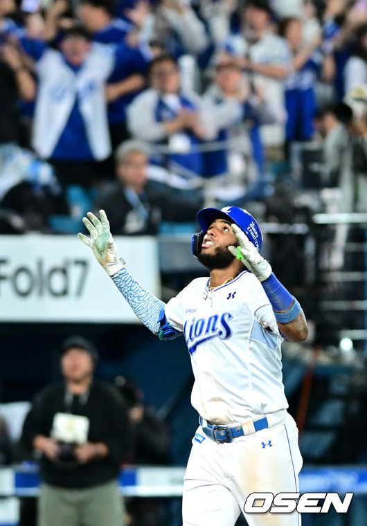 [OSEN=대구, 최규한 기자] 프로야구 삼성 라이온즈가 약속의 8회를 연출했다. 외국인 타자 르윈 디아즈와 이재현의 백투백 홈런을 앞세워 SSG 랜더스를 꺾고 플레이오프 진출에 성공했다.삼성은 14일 대구삼성라이온즈파크에서 열린 SSG와의 준플레이오프 4차전에서 8회 디아즈와 이재현의 백투백 홈런에 힘입어 5-2로 승리했다. 이로써 시리즈 전적 3승 1패로 플레이오프 진출 티켓을 거머 쥐었다.8회말 2사 1루 상황 삼성 디아즈가 다시 앞서가는 우월 투런포를 날리고 그라운드를 돌며 기뻐하고 있다. 2025.10.14 / dreamer@osen.co.kr