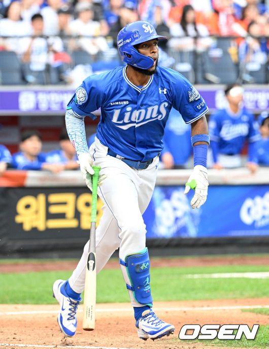 [OSEN=대전, 이대선 기자] 19일 오후 대전 한화생명볼파크에서 2025 신한 SOL Bank KBO리그 포스트시즌 플레이오프 2차전 한화 이글스와 삼성 라이온즈의 경기가 열렸다.한화는 라이언 와이스, 삼성은 최원태를 선발 투수로 내세웠다.4회초 2사 1,3루에서 삼성 디아즈가 우전 적시 2루타를 치고 있다. 2025.10.19 /sunday@osen.co.kr