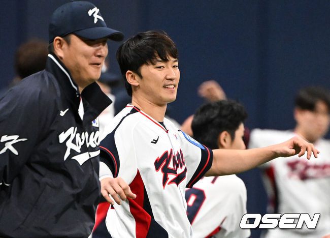 [OSEN=고척, 조은정 기자]류지현 감독이 이끄는 야구 대표팀이 4일 고척스카이돔에서 훈련을 진행했다.대표팀은 오는8일과 9일고척스카이돔에서 열리는 2025 K-베이스볼 시리즈 체코 대표팀과의 2경기를 시작으로15일과 16일 양일에 걸쳐 도쿄돔에서 일본 대표팀과 2경기를 치른다. 야구대표팀이 박해민이 몸을 풀고 있다. 2025.11.04 /cej@osen.co.kr