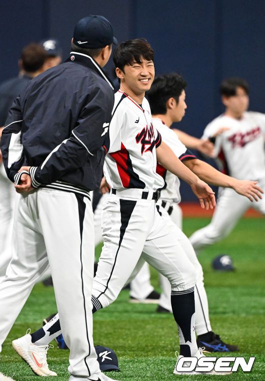 [OSEN=고척, 조은정 기자]류지현 감독이 이끄는 야구 대표팀이 4일 고척스카이돔에서 훈련을 진행했다.대표팀은 오는8일과 9일고척스카이돔에서 열리는 2025 K-베이스볼 시리즈 체코 대표팀과의 2경기를 시작으로15일과 16일 양일에 걸쳐 도쿄돔에서 일본 대표팀과 2경기를 치른다. 야구대표팀이 박해민이 몸을 풀며 미소짓고 있다. 2025.11.04 /cej@osen.co.kr