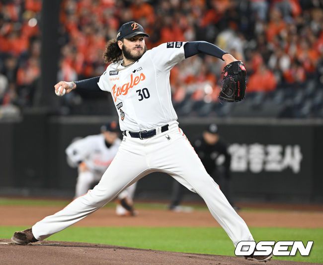 [OSEN=대전, 손용호 기자] 한화 선발투수 폰세가 역투하고 있다. 2025.10.29 /spjj@osen.co.kr