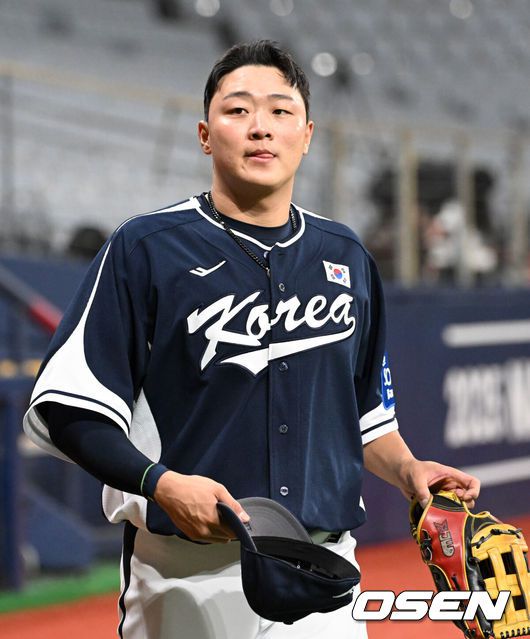 [OSEN=고척, 조은정 기자]류지현 감독이 이끄는 야구 대표팀이 5일 고척스카이돔에서 훈련을 진행했다.대표팀은 오는8일과 9일고척스카이돔에서 열리는 2025 K-베이스볼 시리즈 체코 대표팀과의 2경기를 시작으로15일과 16일 양일에 걸쳐 도쿄돔에서 일본 대표팀과 2경기를 치른다.야구 대표팀 이재원이 훈련을 나서고 있다. 2025.11.05 /cej@osen.co.kr