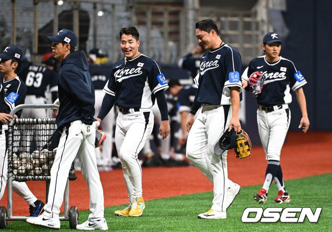 [OSEN=고척, 조은정 기자]류지현 감독이 이끄는 야구 대표팀이 5일 고척스카이돔에서 훈련을 진행했다.대표팀은 오는8일과 9일고척스카이돔에서 열리는 2025 K-베이스볼 시리즈 체코 대표팀과의 2경기를 시작으로15일과 16일 양일에 걸쳐 도쿄돔에서 일본 대표팀과 2경기를 치른다.야구대표팀 안현민, 이재원이 훈련을 위해 이동하고 있다. 2025.11.05 /cej@osen.co.kr