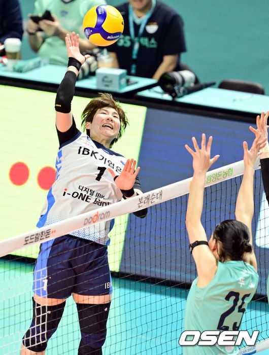 [OSEN=장충, 조은정 기자]8일 오후 서울 장충체육관에서 ‘도드람 2024-2025 V-리그’여자부 GS칼텍스와 IBK기업은행의 경기가 열렸다.홈팀 GS칼텍스는 5승 21패로 리그 최하위를, 어웨이팀 IBK기업은행은 12승 14패로 4위를 기록하고 있다.2세트 IBK기업은행 이소영이 강타를 하고 있다. 2025.02.08 /cej@osen.co.kr