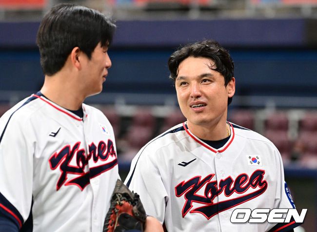 [OSEN=고척, 조은정 기자]류지현 감독이 이끄는 야구 대표팀이 7일 고척스카이돔에서 훈련을 진행했다.대표팀은 오는8일과 9일고척스카이돔에서 열리는 2025 K-베이스볼 시리즈 체코 대표팀과의 2경기를 시작으로15일과 16일 양일에 걸쳐 도쿄돔에서 일본 대표팀과 2경기를 치른다.야구 대표팀 조형우, 박동원이 대화를 나누고 있다. 2025.11.07 /cej@osen.co.kr