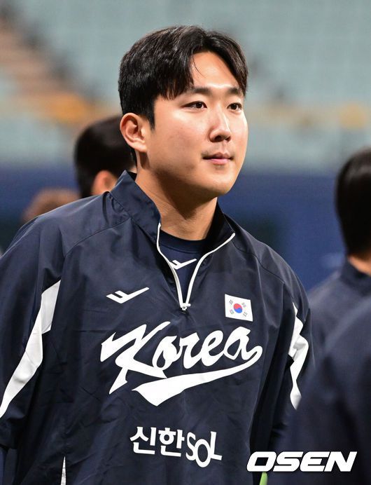 [OSEN=고척, 조은정 기자]류지현 감독이 이끄는 야구 대표팀이 7일 고척스카이돔에서 훈련을 진행했다.대표팀은 오는8일과 9일고척스카이돔에서 열리는 2025 K-베이스볼 시리즈 체코 대표팀과의 2경기를 시작으로15일과 16일 양일에 걸쳐 도쿄돔에서 일본 대표팀과 2경기를 치른다.야구 대표팀 손주영이 훈련을 나서고 있다. 2025.11.07 /cej@osen.co.kr