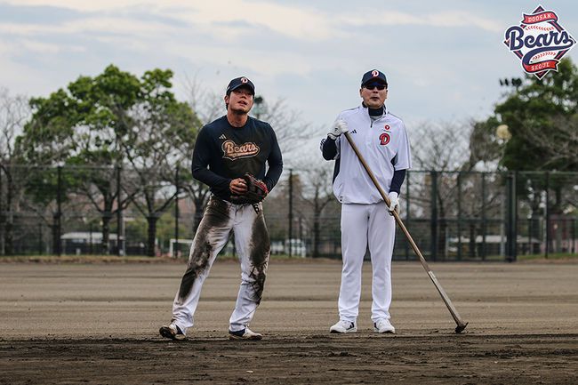 두산 오명진(좌)과 홍원기 수석코치 / 두산 베어스 제공