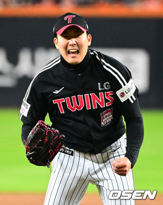 [OSEN=대전, 지형준 기자] 29일 대전시 중구 부사동 대전한화생명볼파크에서 2025 신한 SOL Bank KBO리그 포스트시즌 한국시리즈 3차전 한화 이글스와 LG 트윈스의 경기가 진행됐다.이날 경기에 한화는 폰세를, LG는 손주영을 선발투수로 내세웠다. 5회말 2사 2루에서 LG 손주영이 한화 손아섭을 삼진 처리하며 포효하고 있다. 2025.10.29 /jpnews@osen.co.kr