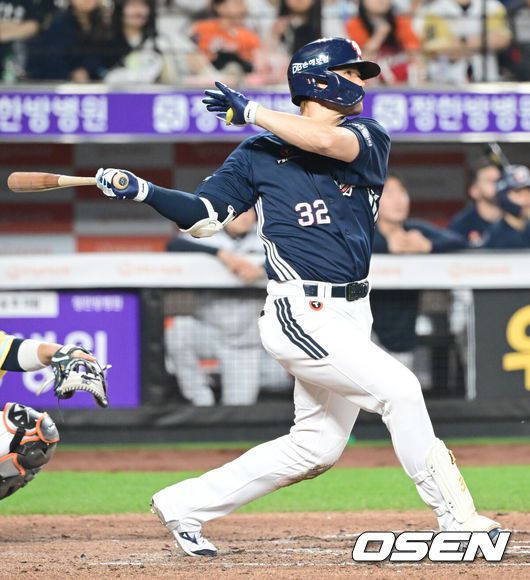 [OSEN=대전, 김성락 기자] 14일 대전 한화생명볼파크에서 ‘2025 신한 SOL Bank KBO리그’ 한화 이글스와 두산 베어스의 경기가 열렸다.이날 한화는 문동주, 두산은 잭로그를 선발로 내세웠다.5회초 2사 1루 두산 김재환이 2루타를 날리고 있다. 2025.05.14 / ksl0919@osen.co.kr