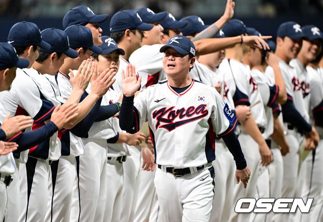 [OSEN=고척, 조은정 기자]8일 서울 구로구 고척스카이돔에서 ‘2025 NAVER K-BASEBALL SERIES’ 대한민국 야구 대표팀과 체코 야구 대표팀의 경기가 열렸다.한국은8일과 9일 2025 K-베이스볼 시리즈 체코 대표팀과의 2경기를 시작으로15일과 16일 양일에 걸쳐 도쿄돔에서 일본 대표팀과 2경기를 치른다.한국 류지현 감독이 입장하고 있다. 2025.11.08 /cej@osen.co.kr