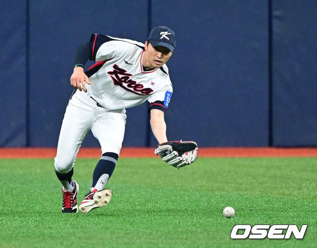 [OSEN=고척, 조은정 기자]류지현 감독이 이끄는 야구 대표팀이 7일 고척스카이돔에서 훈련을 진행했다.대표팀은 오는8일과 9일고척스카이돔에서 열리는 2025 K-베이스볼 시리즈 체코 대표팀과의 2경기를 시작으로15일과 16일 양일에 걸쳐 도쿄돔에서 일본 대표팀과 2경기를 치른다.야구 대표팀 박해민이 훈련을 하고 있다. 2025.11.07 /cej@osen.co.kr