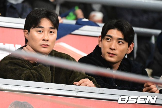 [OSEN=고척, 조은정 기자]8일 서울 구로구 고척스카이돔에서 ‘2025 NAVER K-BASEBALL SERIES’ 대한민국 야구 대표팀과 체코 야구 대표팀의 경기가 열렸다. 애틀랜타 브레이브스에서 FA가 된 김하성, 샌프란시스코 자이언츠 이정후가 경기를 지켜보고 있다. 2025.11.08 /cej@osen.co.kr