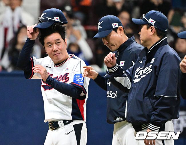 [OSEN=고척, 조은정 기자]류지현 감독이 이끄는 한국 대표팀이 체코 대표팀과 평가전에서 승리했다.한국 대표팀은 8일 서울 고척스카이돔에서 열린 ‘2025 NAVER K-BASEBALL SERIES’ 체코와 평가전에서 철벽 마운드를 앞세워 3-0으로 승리했다. 대표팀 영건 마운드는 탈삼진 17개를 잡아내며 3피안타 완봉승을 합작했다.승리를 거둔 한국 류지현 감독이 관중을 향해 인사하고 있다. 2025.11.08 /cej@osen.co.kr