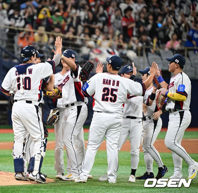 [OSEN=고척, 조은정 기자]류지현 감독이 이끄는 한국 대표팀이 체코 대표팀과 평가전에서 승리했다.한국 대표팀은 8일 서울 고척스카이돔에서 열린 ‘2025 NAVER K-BASEBALL SERIES’ 체코와 평가전에서 철벽 마운드를 앞세워 3-0으로 승리했다. 대표팀 영건 마운드는 탈삼진 17개를 잡아내며 3피안타 완봉승을 합작했다.대한민국이 승리를 기뻐하고 있다. 2025.11.08 /cej@osen.co.kr