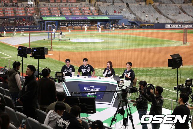 [OSEN=고척, 조은정 기자]8일 서울 구로구 고척스카이돔에서 ‘2025 NAVER K-BASEBALL SERIES’ 대한민국 야구 대표팀과 체코 야구 대표팀의 경기가 열린다.샌프란시스코 자이언츠 이정후, 애틀랜타 브레이브스에서 FA가 된 김하성이 KBO LIVE를 진행하고 있다. 2025.11.08 /cej@osen.co.kr