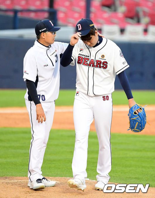 [OSEN=잠실, 지형준 기자] 30일 오후 서울 잠실구장에서 KBO리그 두산 베어스와 롯데 자이언츠의 경기가 열렸다.8회초 2사 1루에서 두산 김원형 코치가 마운드에 올라 이영하를 교체하고 있다. /jpnews@osen.co.kr