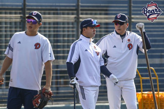 두산 손지환 수비코치(좌)와 홍원기 수석코치 / 두산 베어스 제공