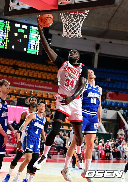 [OSEN=잠실학생체, 조은정 기자]2025-2026 동아시아 슈퍼리그 (EASL) 서울 SK 와 홍콩 이스턴의 경기가 열렸다.SK는 1패를 안고 있고, 홍콩 이스턴은 EASL 시즌 첫 경기다.1쿼터 SK 워니가 슛을 성공하고 있다. 2025.11.12 /cej@osen.co.kr