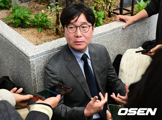 [OSEN=김포공항, 조은정 기자]류지현 감독이 이끄는 대한민국 야구 대표팀이 12일 김포국제공항을 통해 일본 도쿄로 출국했다.대표팀은 오는 15~16일 양일에 걸쳐 도쿄돔에서 일본 대표팀과 평가전 2경기를 치른다.류지현 감독이 출국에 앞서 취재진과 인터뷰를 하고 있다. 2025.11.12 /cej@osen.co.kr